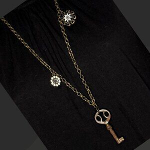 Vintage Key Pendant Necklace – Antique Brass Chain & Rhinestone Accents